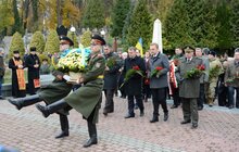 Фото 3: Урочисте покладання квітів та запалювання лампадок на Полі почесних поховань №76 Личаківського кладовища
