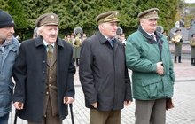 Фото 10: Урочисте покладання квітів та запалювання лампадок на Полі почесних поховань №76 Личаківського кладовища