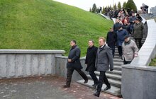 Фото 20: Урочисте покладання квітів та запалювання лампадок на Полі почесних поховань №76 Личаківського кладовища