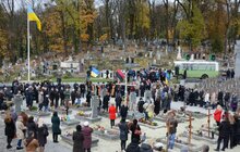 Фото 31: Урочисте покладання квітів та запалювання лампадок на Полі почесних поховань №76 Личаківського кладовища