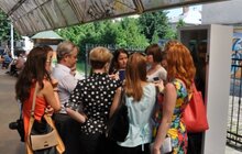 Фото 7: На зупинках громадського транспорту Львова «Літературні манелі» встановили книжкові полиці для бук кросингу
