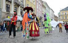 Фото 9: У Львові відбулося карнавальне відкриття театрального фестивалю «Золотий Лев на вулиці - 2020»