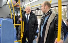 Фото 6: «Розглядаємо усі варіанти, перевагу надаємо українським, однак ціна і якість – пріоритет», - С. Бабак під час огляду білоруського автобуса