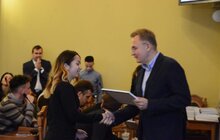Фото 18: Мер Львова привітав цьогорічних стажувальників міської ради та вручив їм дипломи