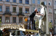 Фото 6: Скульптури у центрі Львова одягнули у вишиванки