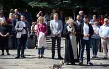 Фото 24: На площі перед ліцеєм ім. В. Симоненка сьогодні відбуваються святкові заходи