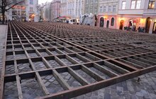 Фото 6: На пл. Ринок почались роботи з монтування ковзанки