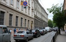 Фото 1: Порушення правил паркування стає причиною значних заторів на дорогах Львова
