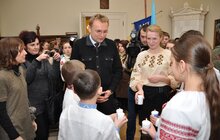 Фото 8: Львову урочисто передали Вифлеємський Вогонь Миру