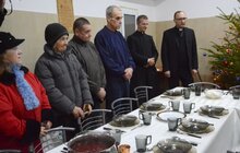 Фото 17: У «Домі милосердя» братів альбертинців організували різдвяну трапезу для бездомних