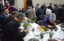Фото 25: У «Домі милосердя» братів альбертинців організували різдвяну трапезу для бездомних