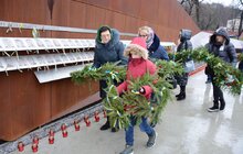 Фото 2: Родини Героїв Небесної Сотні прикрасили Меморіал пам’яті Героїв Небесної Сотні до новорічних та різдвяних свят