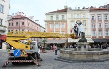 Фото 1: Скульптури в центрі Львова одягнули у вишиванки