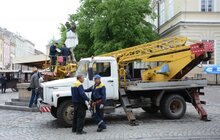 Фото 5: Скульптури в центрі Львова одягнули у вишиванки