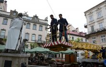 Фото 10: Скульптури в центрі Львова одягнули у вишиванки