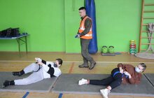 Фото 3: Учні 9-11 класів навчаються стрільбі та домедичної допомоги в інструкторів Нацгвардії