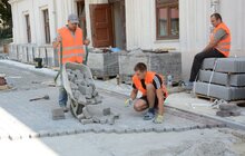 Фото 1: У школі №8 облаштували спортивний майданчик і замощують бруківкою подвір’я