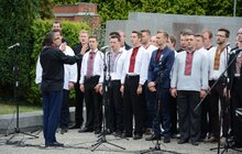 Фото 1: Сьогодні, у День Державного Прапора  України, національний стяг замайорів над могилами новітніх Героїв