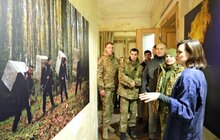 Фото 2: Військові, які лікуються у Львові, відвідали виставку «Памфірова Маланка. Кінолабораторія»