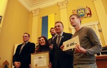 Фото 1: Міський голова Львова нагородив переможців архітектурного конкурсу на кращу проектну пропозицію спорткомплексу на Сихові