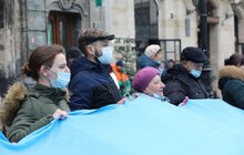 Фото 9: У центрі Львова урочисто заспівали Державний Гімн України та розгорнули синьо-жовтий стяг