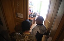 Фото 27: Невідомі особи виламали двері до міської ратуші та ввірвались всередину