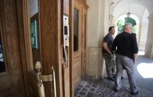 Фото 34: Невідомі особи виламали двері до міської ратуші та ввірвались всередину