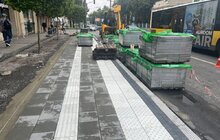 Фото 7: У Львові вперше встановлюють кассельські бордюри: на зупинці на пр. Чорновола, 39-41 облаштовують безбар’єрний простір (відео)