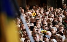 Фото 13: Похорон Ірини Фаріон: на Личаківському кладовищі у Львові зібралось кілька тисяч людей (фото, відео)