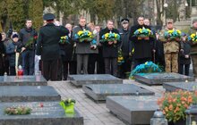 Фото 2: На Личаківському кладовищі з нагоди Дня Гідності та Свободи вшанували новітніх Героїв