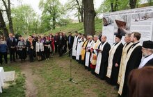 Фото 2: На «Губернаторських валах» заклали пам’ятну капсулу з нагоди початку спорудження пам’ятника-меморіалу Героям Небесної Сотні