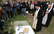 Фото 4: На «Губернаторських валах» заклали пам’ятну капсулу з нагоди початку спорудження пам’ятника-меморіалу Героям Небесної Сотні