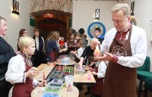 Фото 10: Мер Львова зі сім’єю долучився до майстер-класу з виготовлення свічки власноруч