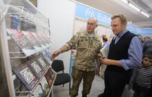 Фото 13: Мер Львова другий день поспіль відвідує книжковий форум та отримав чимало автографів авторів видань
