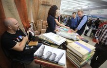 Фото 21: Мер Львова другий день поспіль відвідує книжковий форум та отримав чимало автографів авторів видань