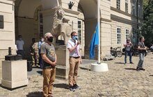 Фото 1: Біля Львівської міськради підняли кримськотатарський прапор