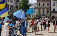 Фото 5: Біля Львівської міськради підняли кримськотатарський прапор