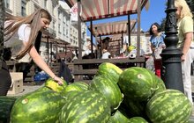 Фото 7: Сезонні фрукти, ягоди і крафтові товари: що можна купити на фермерському ярмарку на площі Ринок
