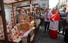 Фото 3: Кардинал Конрад Краєвський залишив запис у Книзі почесних гостей Львова