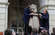 Фото 8: У Львові відзначають День студента: левів біля Ратуші одягли у мантії