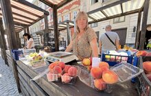 Фото 3: Персики, лохина, крафтові сири та м’ясо: на площі Ринок щосуботи проходить фермерський ярмарок