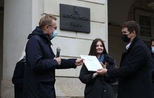 Фото 12: У Львові відзначають День студента: левів біля Ратуші одягли у мантії