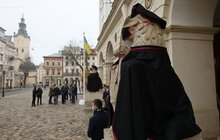 Фото 16: У Львові відзначають День студента: левів біля Ратуші одягли у мантії
