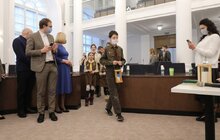 Фото 3: Львівські пластуни урочисто передали Вифлеємський вогонь миру місту