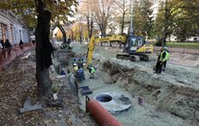 Фото 1: Реконструкція вул. С. Бандери: підрядник проводить заміну колектора