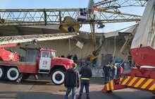 Фото 1: На просп. Червоної Калини на господарські будівлі впав будівельний кран