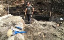 Фото 8: Під час розкопок території під фонтаном «Кульбаба» виявлено «мури»: наразі з’ясовують походження знахідки