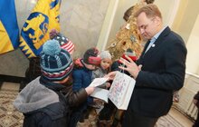 Фото 3: Діти передали міському голові Львова еко-ялинку