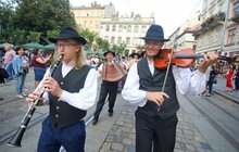 Фото 9: Центром Львова пройшов марш-парад усіх країн-учасників фестивалю «Етновир»