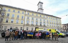 Фото 8: 11 машин на передову: британські волонтери у Львові передали допомогу для війська